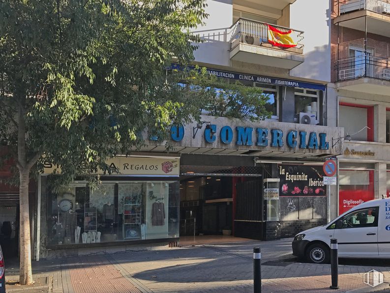 Retail for sale at Calle Julián Romea, 2, Chamberí, Madrid, 28003 with building, van, car, tire, window, vehicle, wheel, lighting, tree and neighbourhood around