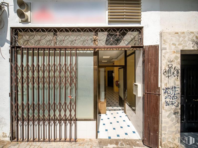 Retail for sale at Calle Mosquilona, Colmenar Viejo, Madrid, 28770 with door, floor, flooring, composite material, metal, iron, home door, concrete, building material and tile around