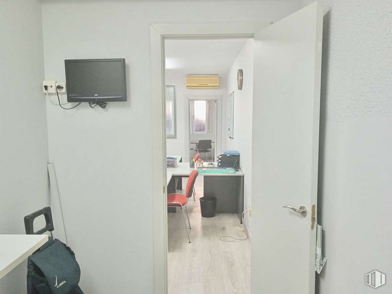 Oficina en alquiler y venta en Zona Carabanchel, Carabanchel, Madrid, 28025 con televisión, silla, puerta, bolsa, electrodoméstico, edificio, interiorismo, accesorio, mesa y suelos alrededor