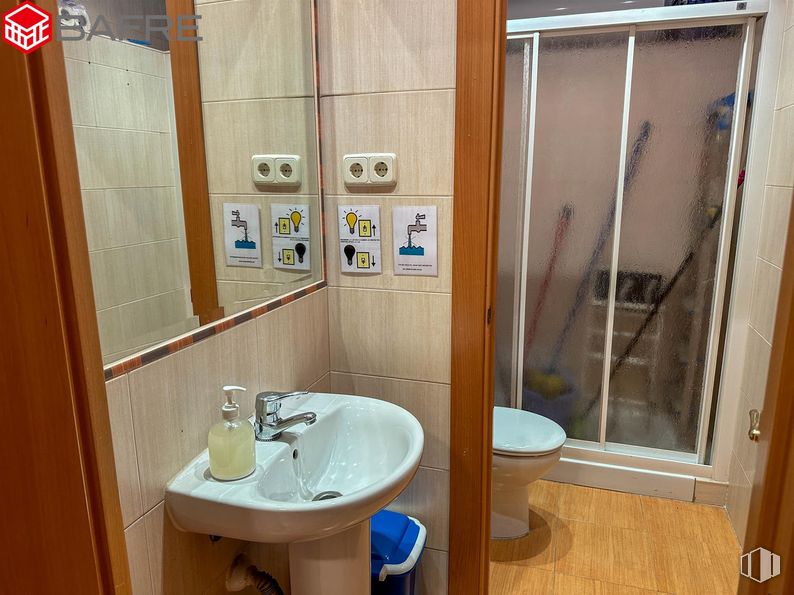 Retail for sale at Calle Castillejos, Tetuán, Madrid, 28039 with sink, toilet, soap dispenser, mirror, tap, property, plumbing fixture, bathroom sink, bathroom and fixture around