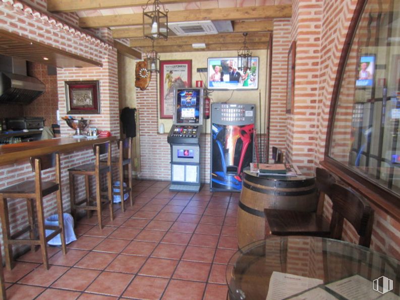 Retail for sale at C.C.Los Arenales, Los Arenales, El Casar, Guadalajara, 19170 with furniture, picture frame, building, wood, interior design, television, floor, flooring, brick and hardwood around