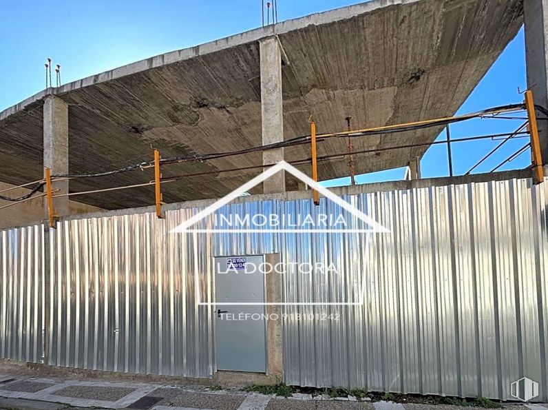 Suelo en venta en Calle Cruz Verde, Navalcarnero, Madrid, 28600 con puerta, cielo, valla, madera, superficie de la carretera, casa, material compuesto, planta, electricidad y asfalto alrededor