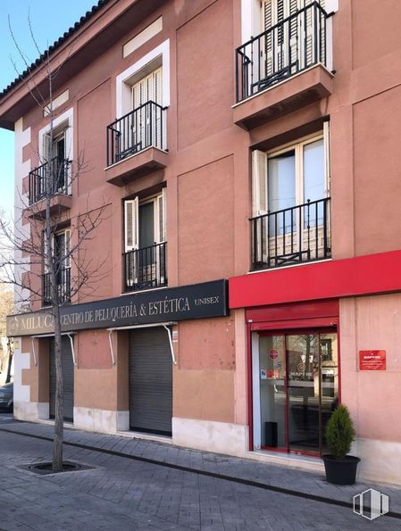 Retail for rent at Calle Rey, Aranjuez, Madrid, 28300 with window, houseplant, wall, facade, town, urban design, apartment, composite material, commercial building and mixed-use around