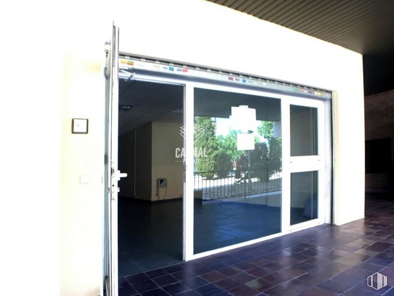 Local en alquiler en Calle París, 2, Pozuelo de Alarcón, Madrid, 28224 con puerta, accesorio, rectángulo, ventana, material compuesto, sombra, exterior automotriz, fachada, suelo de baldosas y madera alrededor