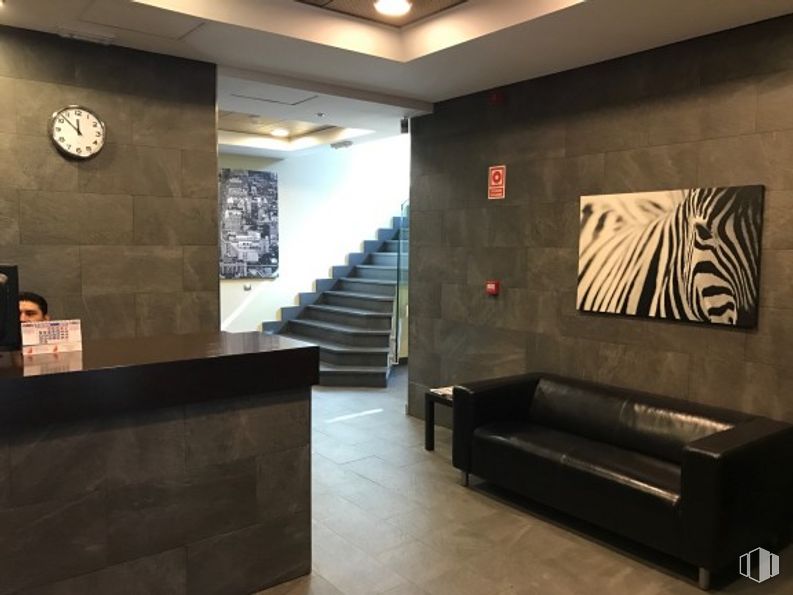 Office for rent at Calle Salvatierra, Fuencarral - El Pardo, Madrid, 28034 with couch, clock, building, wood, interior design, flooring, floor, wall, stairs, real estate, house and hardwood around