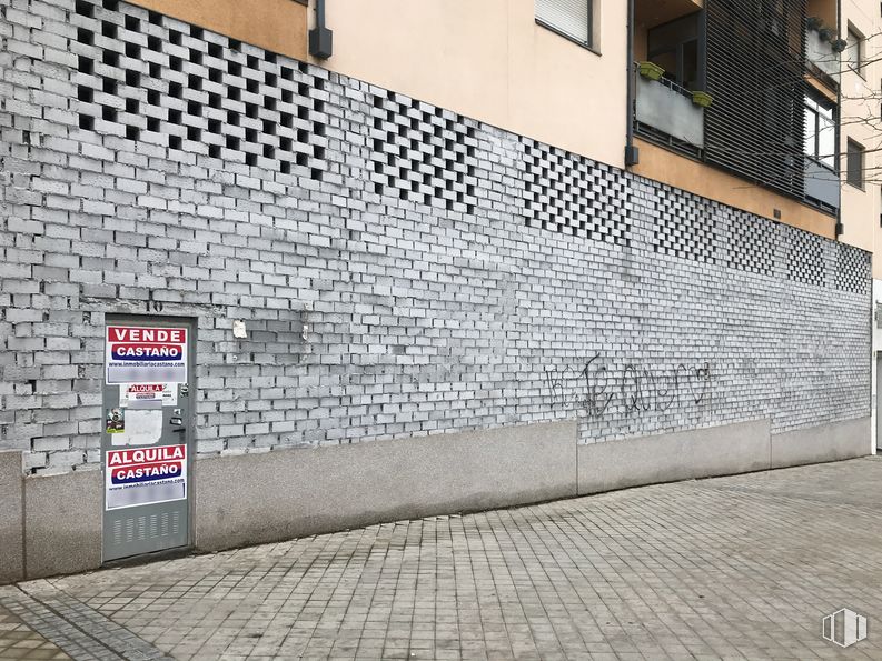 Retail for sale at Avenida Río Guadarrama, Toledo, 45007 with window, road surface, brick, brickwork, rectangle, flooring, asphalt, sidewalk, composite material and facade around