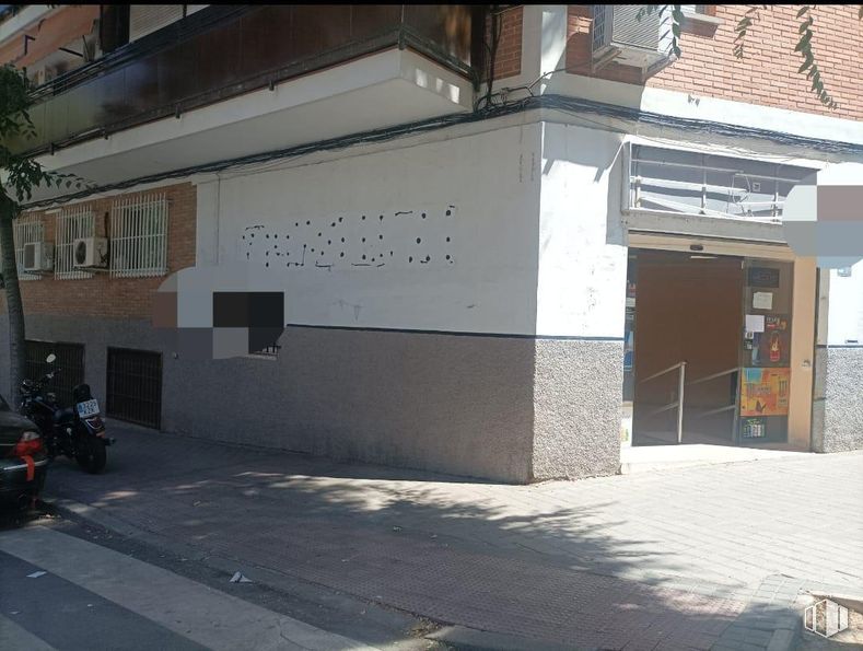 Local en venta en Calle Marcelino Roa Vázquez, Ciudad Lineal, Madrid, 28017 con edificio, superficie de la carretera, asfalto, sombra, neumático, casa, matrícula del vehículo, diseño urbano, acera y rueda alrededor