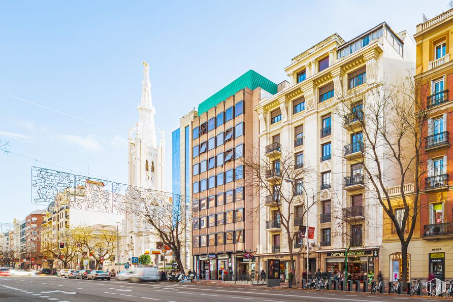 Oficina en alquiler en Calle Goya, 22, Salamanca, Madrid, 28001 con edificio, cielo, ventana, luz de la calle, bloque de torre, diseño urbano, barrio, condominio, vía pública y área residencial alrededor