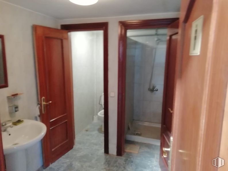 Nave en alquiler y venta en La Poveda, Arganda del Rey, Madrid, 28500 con puerta, fregadero, edificio, propiedad, bañera, accesorio, madera, accesorios de fontanería, cuarto de baño y grifo alrededor