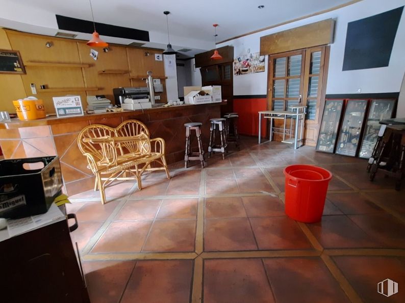 Retail for rent at Zona Amurallada, Ávila, 05001 with container, chair, furniture, property, wood, lighting, interior design, flooring, architecture and tile flooring around