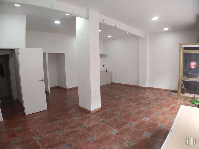 Retail for rent at Zona La Paloma, Parla, Madrid, 28980 with furniture, property, building, fixture, wood, interior design, flooring, hall, house and floor around