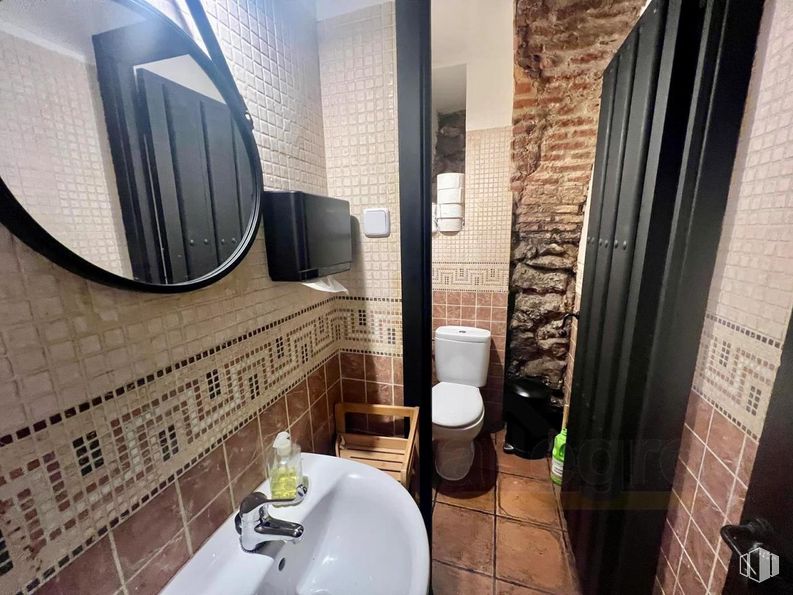 Retail for sale at Calle Cava Baja, Centro, Madrid, 28005 with toilet, sink, flooring, floor, interior design, toilet seat, plumbing fixture, tile, bathroom and plumbing around