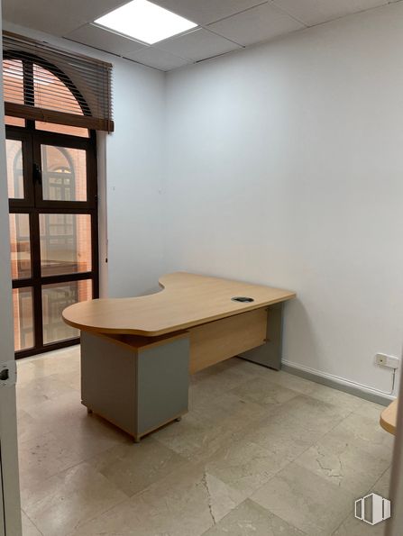 Oficina en alquiler en Zona Parque de los Estados, Fuenlabrada, Madrid, 28944 con escritorio, mesa, mueble, propiedad, madera, diseño de interiores, piso, suelo, pared y edificio alrededor