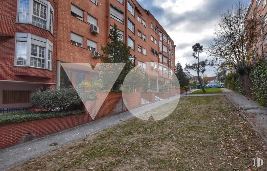 Local en venta en Avenida Machupichu, Hortaleza, Madrid, 28043 con edificio, ventana, planta, día, nube, cielo, árbol, diseño urbano, terreno y hierba alrededor