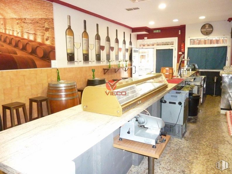 Retail for rent at Zona céntrica, Cuenca, 16004 with sewing machine, stool, table, packaged goods, home appliance, container, property, picture frame, wood and building around