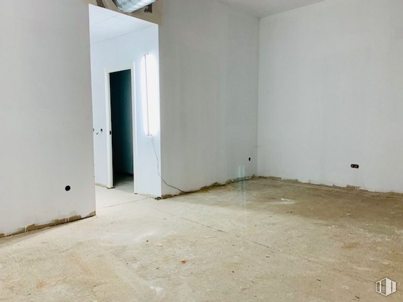 Retail for sale at Calle Valverde, 20, Centro, Madrid, 28004 with door, paint, fixture, wood, floor, flooring, hardwood, building, hall and composite material around