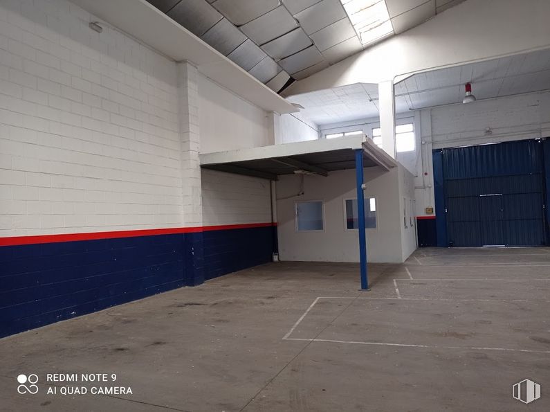 Industrial for rent at Calle Gamonal, 12, Villa de Vallecas, Madrid, 28031 with door, building, field house, hall, shade, flooring, parking, ceiling, composite material and asphalt around