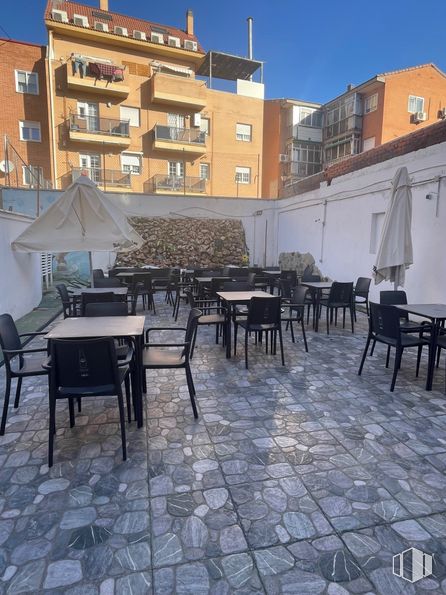 Local en alquiler y venta en Calle Real de Arganda, Villa de Vallecas, Madrid, 28031 con silla, mesa de cocina y comedor, mesa, edificio, mueble, suelos, suelo, restaurante, material compuesto y mesa de exterior alrededor