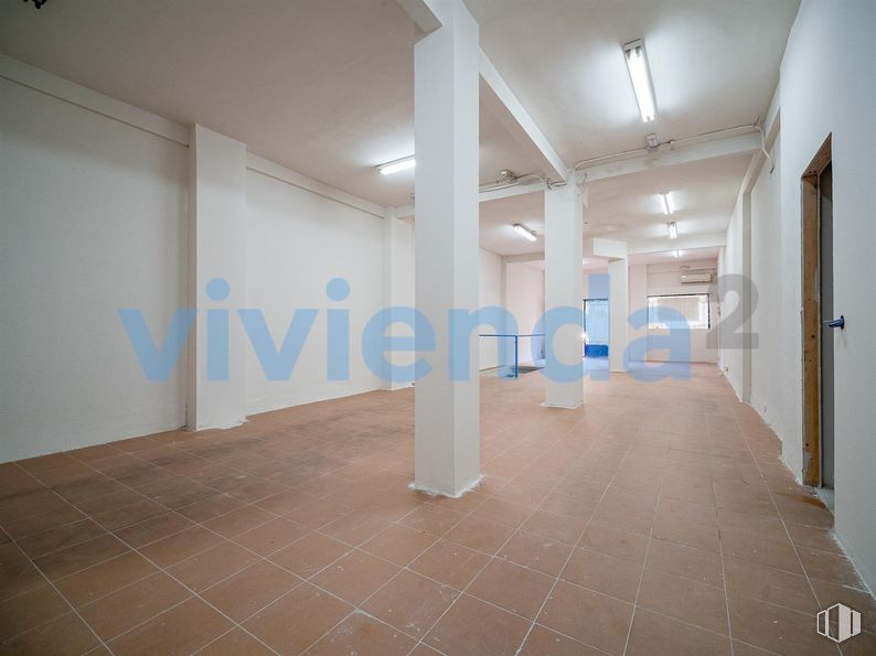 Local en venta en Calle Francisco Villaespesa, Ciudad Lineal, Madrid, 28017 con lámpara, alumbrado, suelos, suelo y material de construcción alrededor