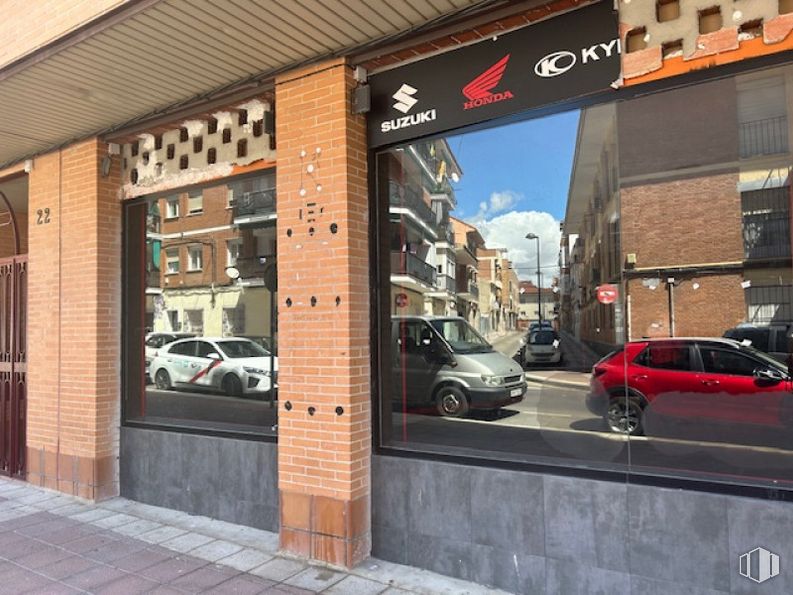 Local en alquiler en Centro urbano, Getafe, Madrid, 28901 con coche, neumático, propiedad, rueda, vehículo, arquitectura, exterior del automóvil, ventana, puerta y espacio público alrededor