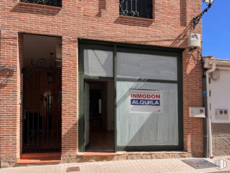 Retail for rent at Calle Bispo, Villaviciosa de Odón, Madrid, 28670 with window, wall, brickwork, brick, door, composite material, building material, metal, glass and home door around