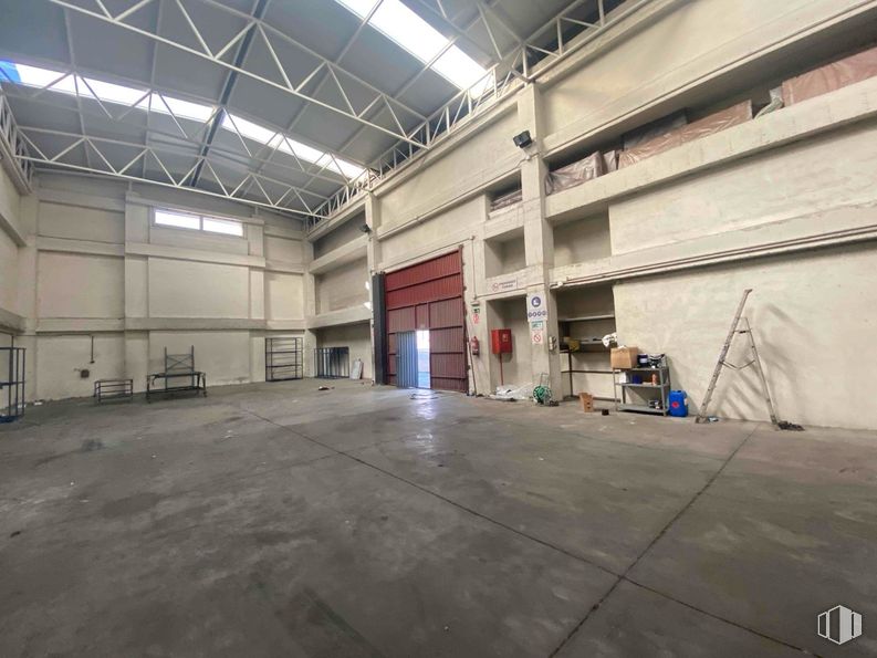 Industrial for rent at Zona Tres Cantos, Tres Cantos, Madrid, 28760 with floor, flooring, ceiling, hall, building material, daylighting and cleanliness around