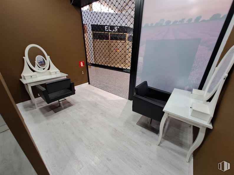 Local en alquiler en Centro Comercial Colombia, Avenida Bucaramanga, 2, Hortaleza, Madrid, 28033 con suelos, mueble, suelo, interiorismo, silla, diseño, suelos de madera, tinte para madera, madera dura y limpieza alrededor