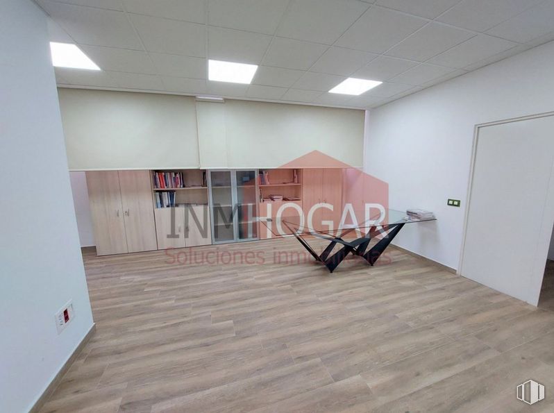 Retail for sale at Zona Sur, Ávila, 05002 with table, fixture, wood, hall, flooring, floor, art, hardwood, ceiling and space around