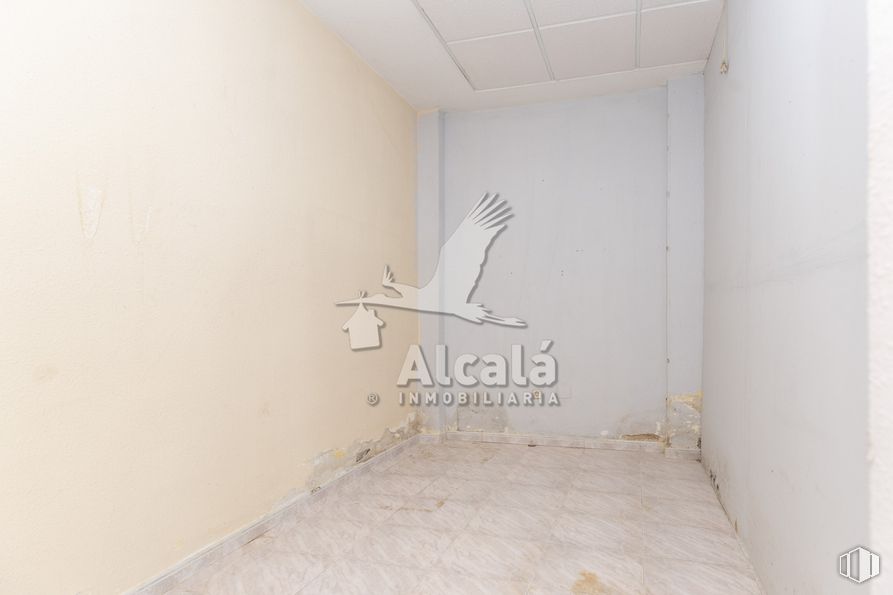 Retail for sale at Zona Rinconada, Alcalá de Henares, Madrid, 28803 with wood, floor, building, art, flooring, composite material, ceiling, house, plaster and concrete around