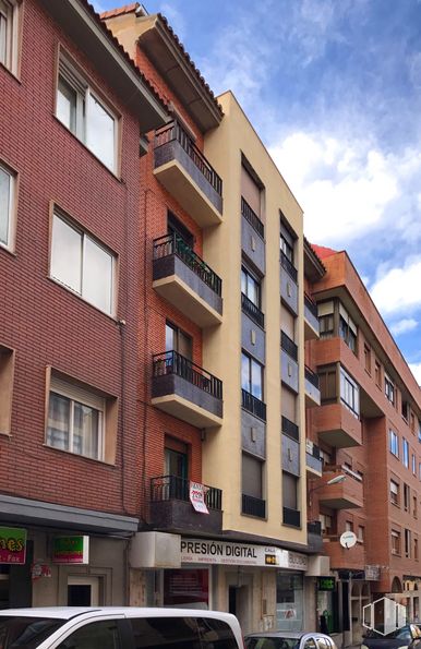 Local en alquiler y venta en Calle Escultor Marinas, 12, Segovia, 40002 con edificio, ventana, nube, coche, cielo, luz de estacionamiento automotriz, vehículo, bloque de torre, arquitectura y diseño urbano alrededor