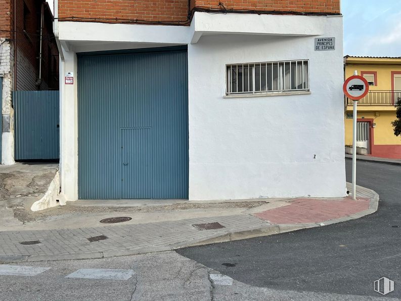 Nave en alquiler y venta en Calle Calvario, 1, Morata de Tajuña, Madrid, 28530 con ventana, superficie de la carretera, asfalto, madera, edificio, árbol, carretera, tintes y matices, acera y fachada alrededor