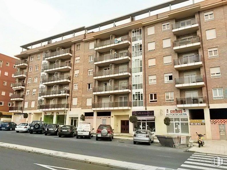 Retail for sale & for rent at Calle Agustín Rodríguez Sahagún, Ávila, 05003 with building, car, land vehicle, property, window, sky, wheel, architecture, urban design and tower block around