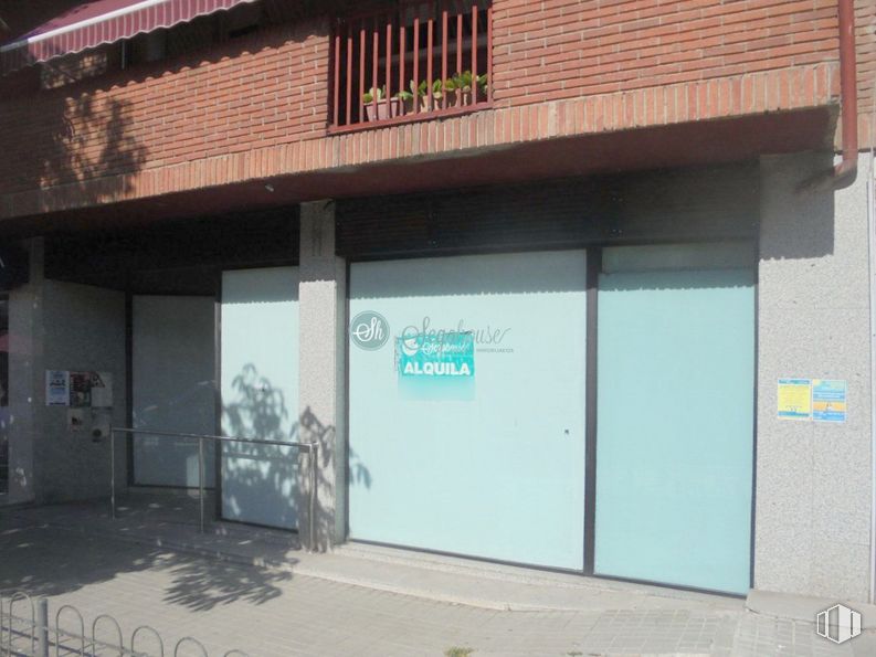 Retail for rent at Avenida Vía Roma, Segovia, 40003 with fixture, building, house, facade, commercial building, door, glass, font, composite material and shade around