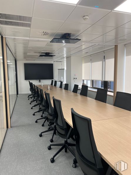 Office for rent at Calle Agustín de Foxá, 27, Chamartín, Madrid, 28036 with chair, furniture, office chair, table, conference room table, interior design, desk, flooring, building and event around