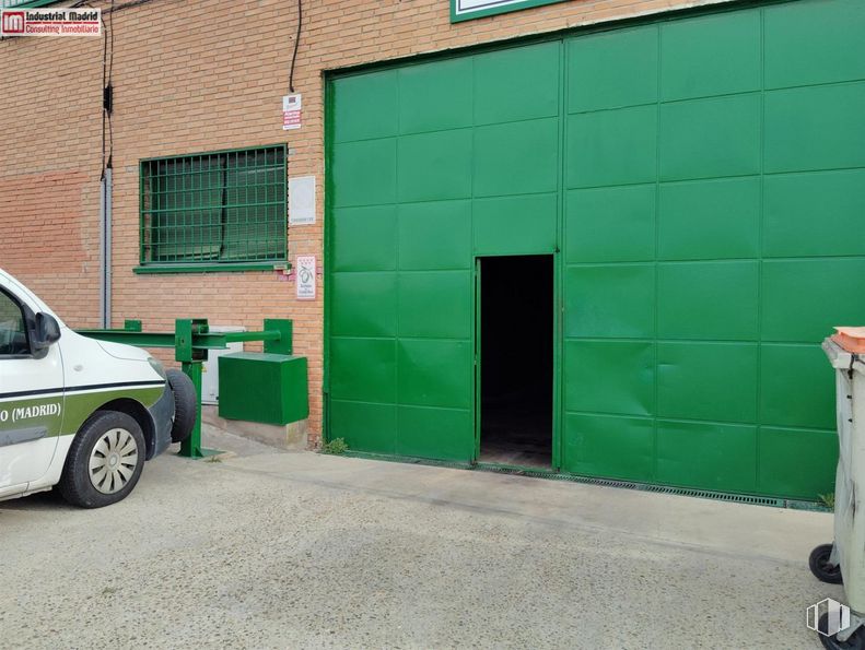 Nave en venta en Polígono Industrial Finca Valdecarante, Vicálvaro, Madrid, 28052 con ventana, coche, neumático, puerta, rueda, luz de estacionamiento, vehículo, edificio, asfalto y fachada alrededor