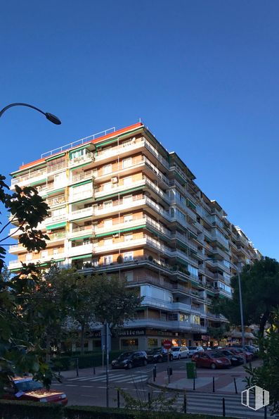 Local en venta en Calle Porto Lagos, 1, Alcorcón, Madrid, 28924 con edificio, cielo, luz de la calle, árbol, bloque de torre, planta, diseño urbano, condominio, barrio y área residencial alrededor