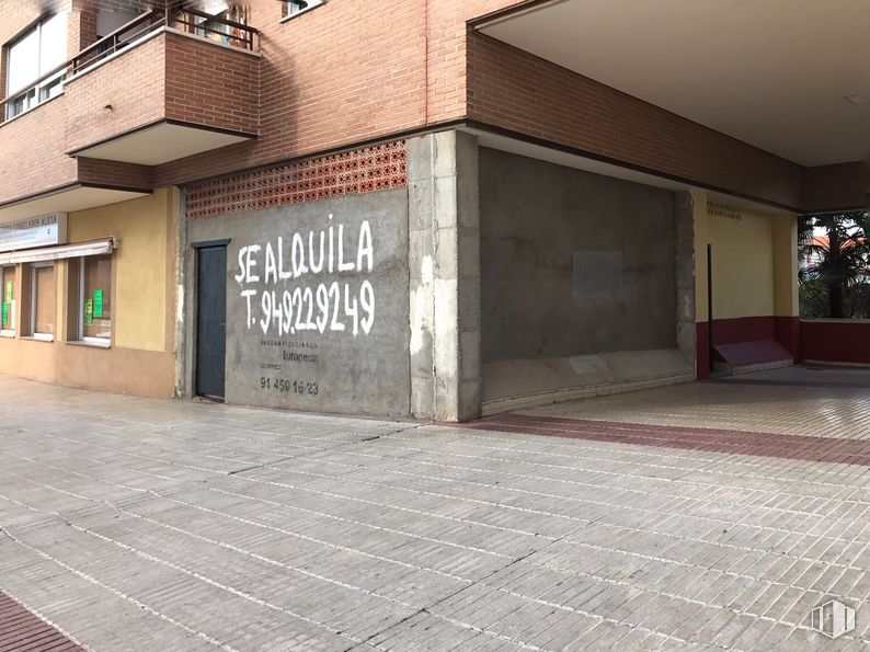 Retail for rent at Avenida de Burgos, 14, Guadalajara, 19005 with window, architecture, road surface, building, floor, wall, asphalt, flooring, brick and public space around