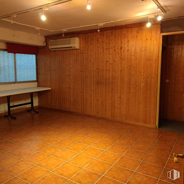 Nave en venta en Polígono Industrial El Malvar, Arganda del Rey, Madrid, 28500 con mesa, ventana, madera, alumbrado, diseño de interiores, piso, tinte para madera, pasillo, pavimentos y pared alrededor