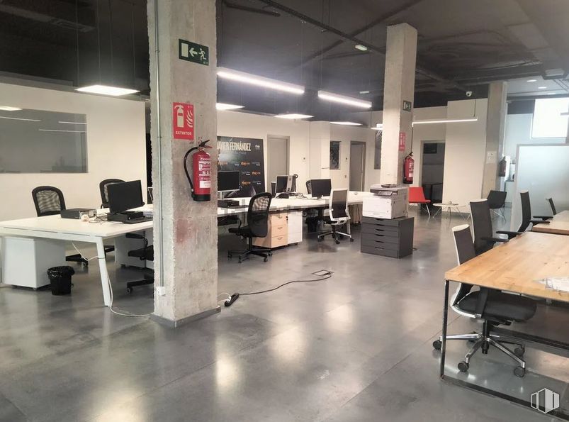 Office for rent at Calle Argumosa, Centro, Madrid, 28012 with chair, desk, table, furniture, office chair, flooring, floor, interior design, lighting and office equipment around