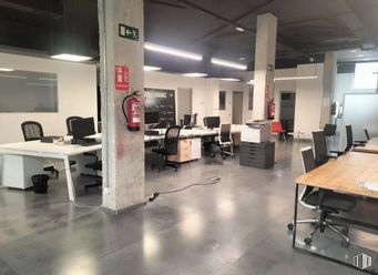 Office for rent at Calle Argumosa, Centro, Madrid, 28012 with chair, desk, table, furniture, office chair, flooring, floor, interior design, lighting and office equipment around