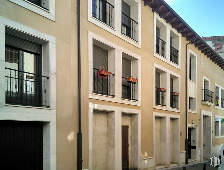 Local en venta en Calle Herreros, Cuéllar, Segovia, 40200 con ventana, propiedad, edificio, accesorio, diseño urbano, puerta, condominio, propiedad material, fachada y casa alrededor