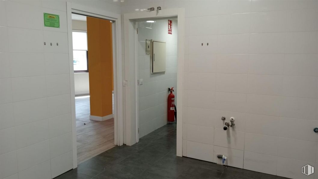 Local en venta en Zona El Val, Alcalá de Henares, Madrid, 28806 con accesorio, suelo, suelos, puerta, propiedad material, madera, techo, casa, edificio y madera dura alrededor