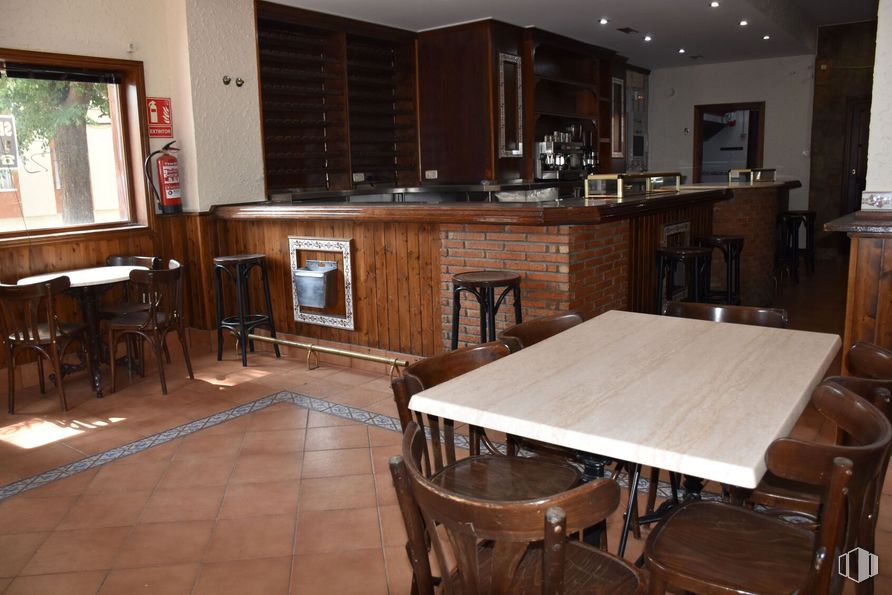 Local en alquiler en Calle Palmas, 14, Móstoles, Madrid, 28938 con silla, mesa, taburete, ebanistería, mueble, propiedad, encimera, madera, cocina y interiorismo alrededor