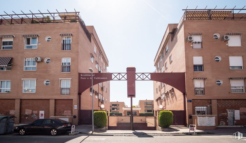 Local en venta en Calle Neptuno, 49, Valdemoro, Madrid, 28341 con edificio, coche, cielo, planta, ventana, propiedad, día, neumático, rueda y vehículo alrededor