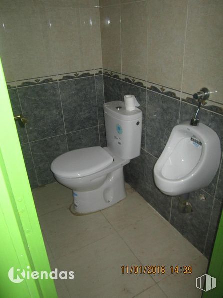 Retail for sale at Calle Tirso de Molina, Guadalajara, 19001 with toilet, toilet seat, plumbing fixture, purple, bathroom, floor, flooring, plumbing, composite material and hardwood around