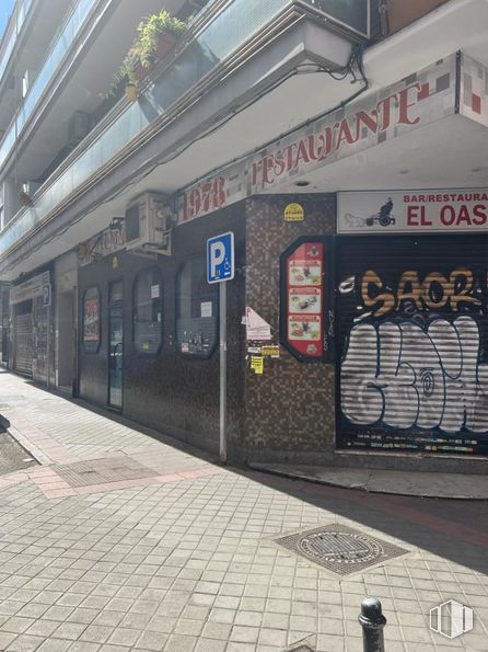 Local en venta en Calle Radio, Carabanchel, Madrid, 28019 con fachada, edificio, fuente, superficie de la carretera, arte, acera, ciudad, puerta, carretera y metal alrededor