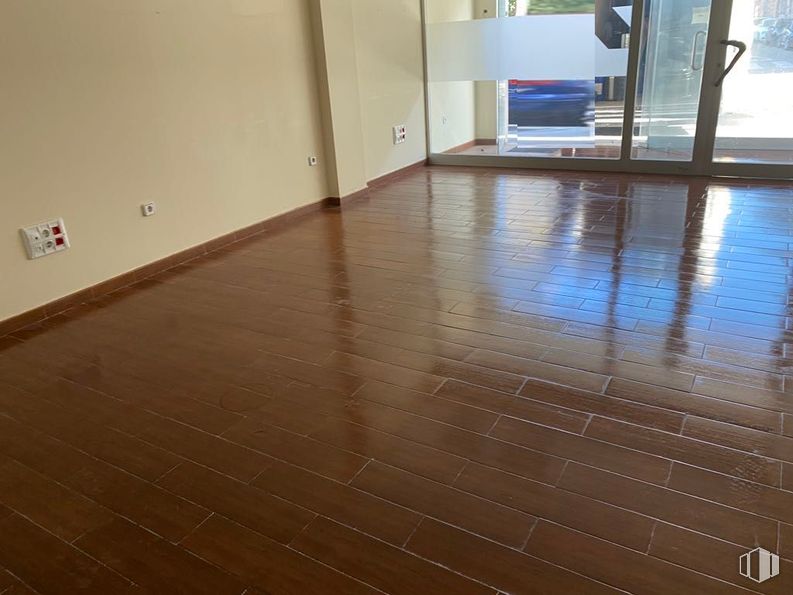 Retail for sale at Calle Romero, Azuqueca de Henares, Guadalajara, 19200 with flooring, floor, wood, wood flooring, brown, laminate flooring, tile flooring, tile, hardwood and wood stain around