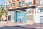 Retail for rent at Avenida Constitución, 85, Torrejón de Ardoz, Madrid, 28850 with window, building, person, door, road surface, tree, wood, brick, asphalt and urban design around