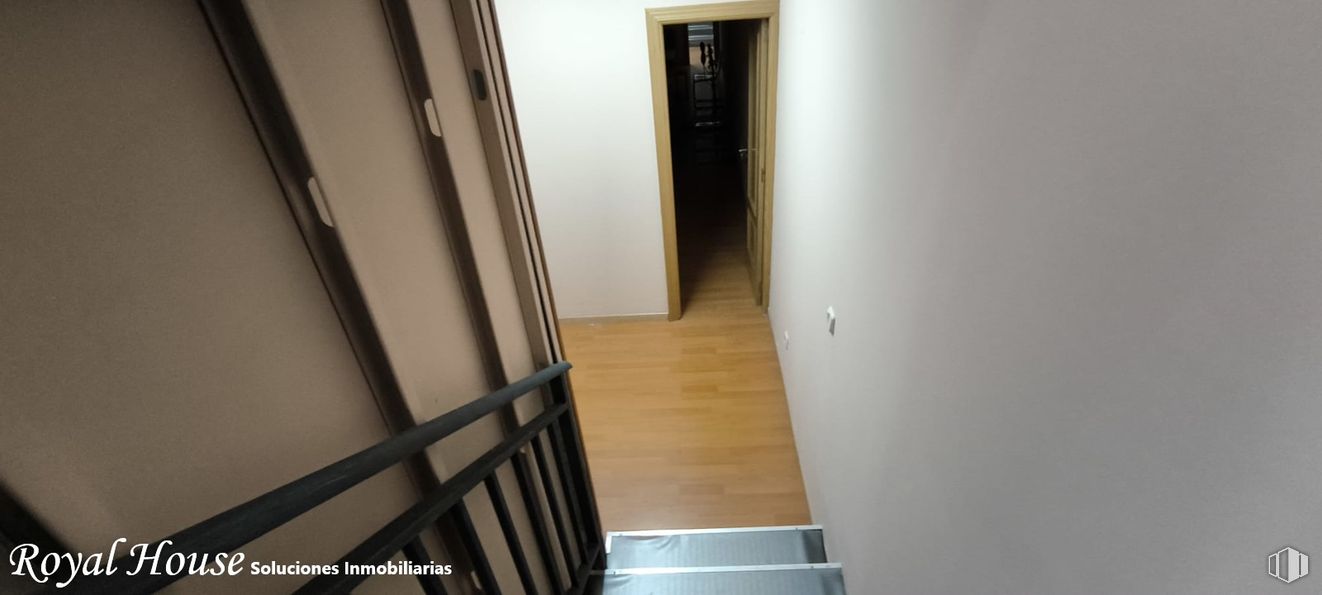 Local en venta en Calle Madroños, Collado Villalba, Madrid, 28400 con madera, suelos, suelo, suelos de madera, puerta, escaleras, madera dura, apartamento, tinte para madera y pasamanos alrededor