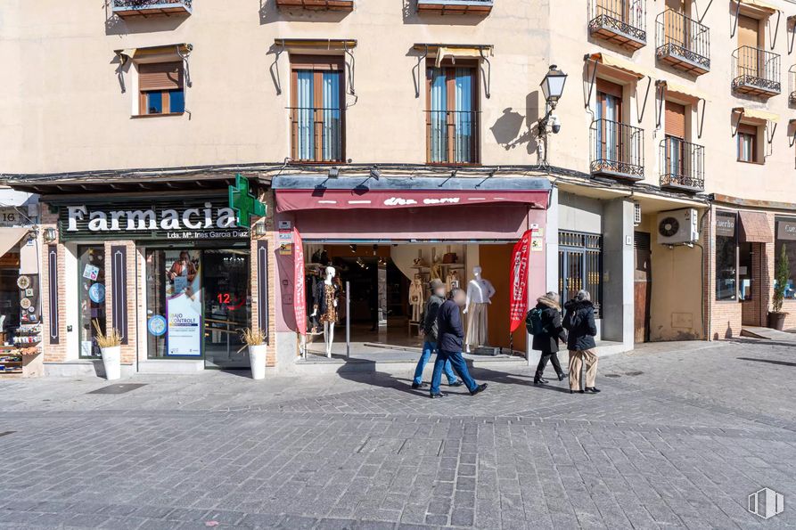 Local en alquiler en Calle Reyes Católicos, Toledo, 45002 con persona, ropa, ventana, superficie de la carretera, ciudad, ciudad, espacio público, zona urbana, peatón y calle alrededor